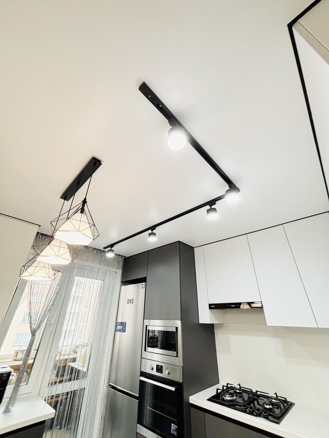 Кухня — комбинированное освещение